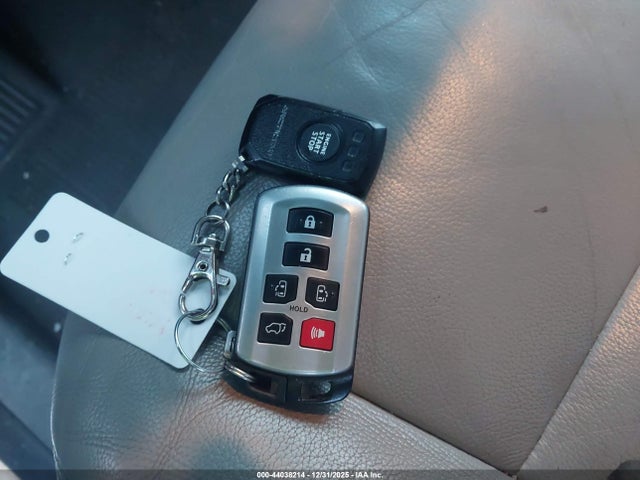 5TDDZ3DC2LS240262 Toyota SIENNA XLE