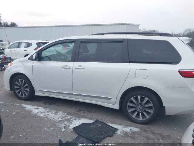 5TDDZ3DC2LS240262 Toyota SIENNA XLE