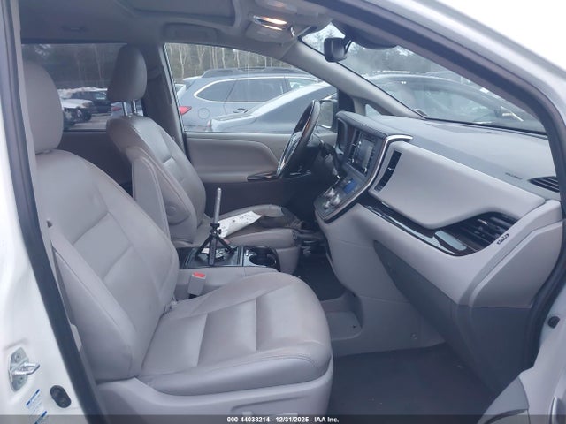 5TDDZ3DC2LS240262 Toyota SIENNA XLE