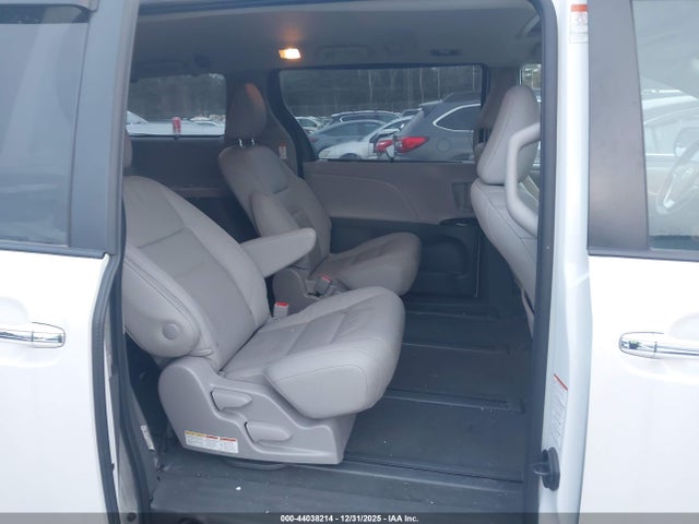 5TDDZ3DC2LS240262 Toyota SIENNA XLE