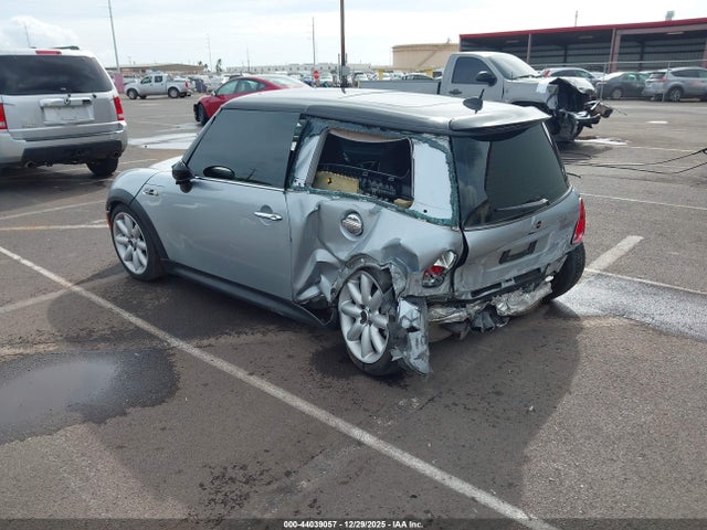 2005 MINI COOPER S WMWRE33575TL10408 Photo 2