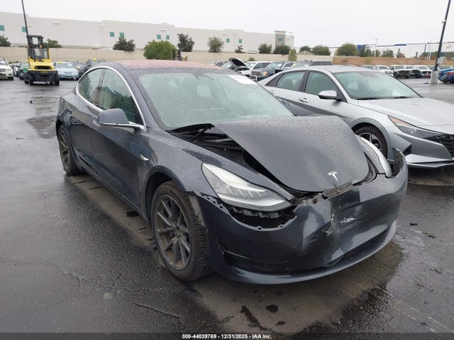 44039769 :رقم المزاد ، 5YJ3E1EA7JF045235 vin ، 2018 Tesla Model 3 Long Range/mid Range مزاد بيع