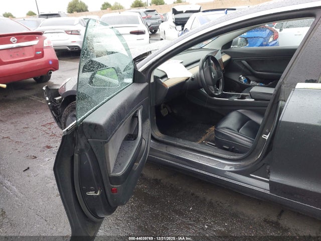 44039769 :رقم المزاد ، 5YJ3E1EA7JF045235 vin ، 2018 Tesla Model 3 Long Range/mid Range مزاد بيع