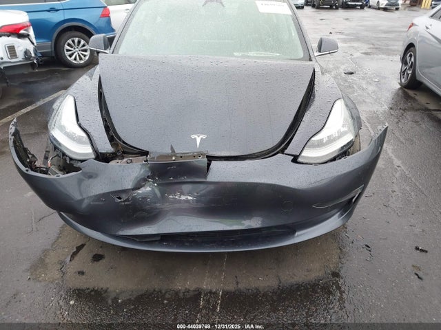 44039769 :رقم المزاد ، 5YJ3E1EA7JF045235 vin ، 2018 Tesla Model 3 Long Range/mid Range مزاد بيع