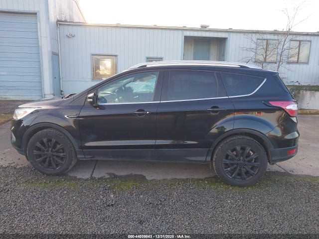 1FMCU9J92HUE97880 Ford Escape Titanium