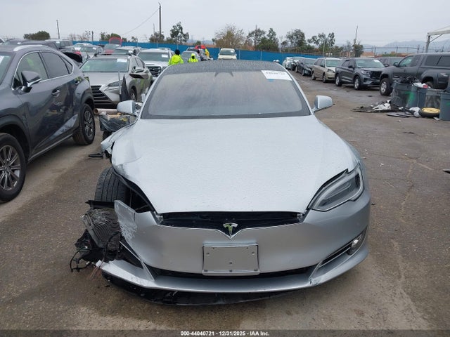 44040721 :رقم المزاد ، 5YJSA1E26JF268785 vin ، 2018 Tesla Model S 100d/75d/p100d مزاد بيع