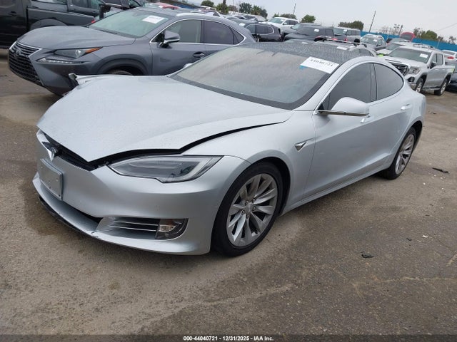 44040721 :رقم المزاد ، 5YJSA1E26JF268785 vin ، 2018 Tesla Model S 100d/75d/p100d مزاد بيع