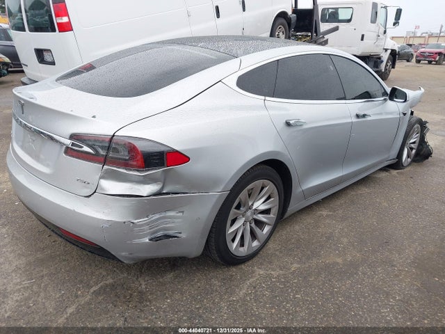 44040721 :رقم المزاد ، 5YJSA1E26JF268785 vin ، 2018 Tesla Model S 100d/75d/p100d مزاد بيع
