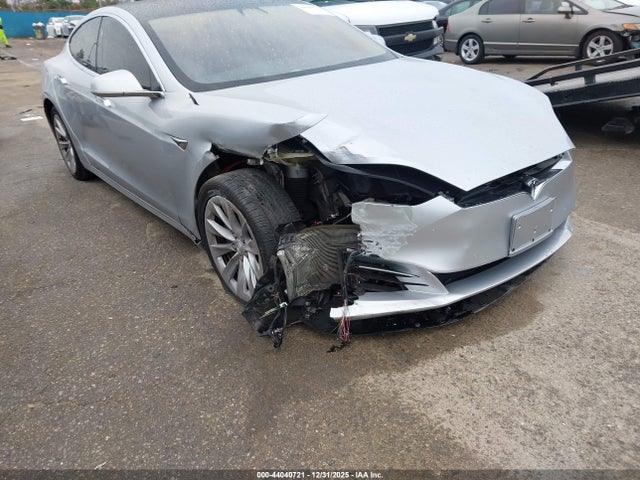 44040721 :رقم المزاد ، 5YJSA1E26JF268785 vin ، 2018 Tesla Model S 100d/75d/p100d مزاد بيع