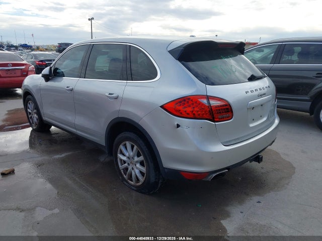 2011 PORSCHE CAYENNE WP1AA2A25BLA02582 Photo 2