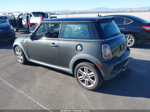 2011 MINI COOPER S WMWSV3C56BTY24456 Photo 2
