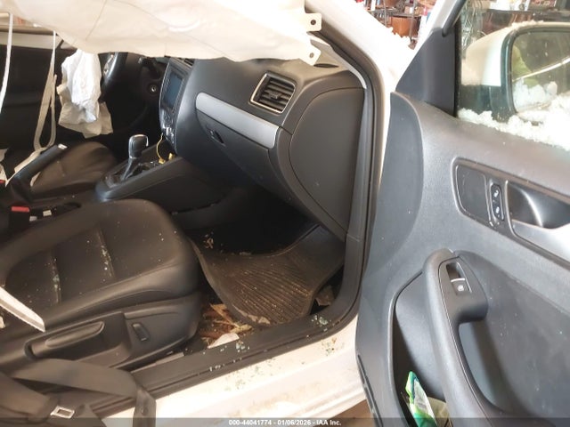 44041774 :رقم المزاد ، 3VWD17AJ3EM230633 vin ، 2014 Volkswagen Jetta 1.8t Se مزاد بيع