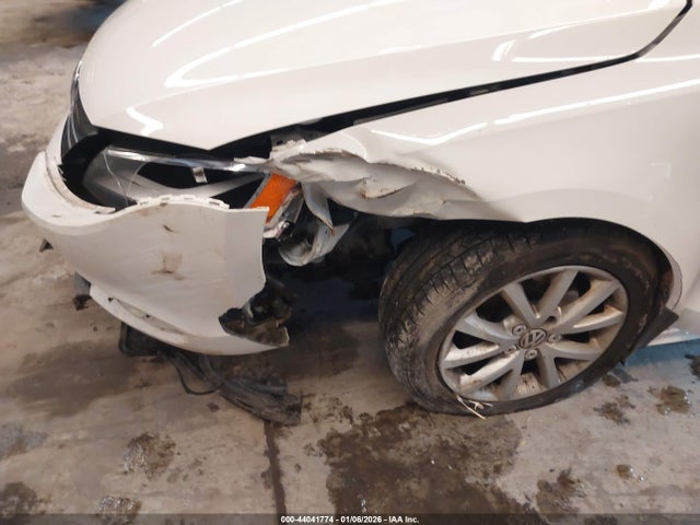44041774 :رقم المزاد ، 3VWD17AJ3EM230633 vin ، 2014 Volkswagen Jetta 1.8t Se مزاد بيع