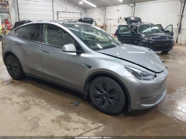 2024 TESLA MODEL Y 7SAYGDEE1RA304057 Photo 0