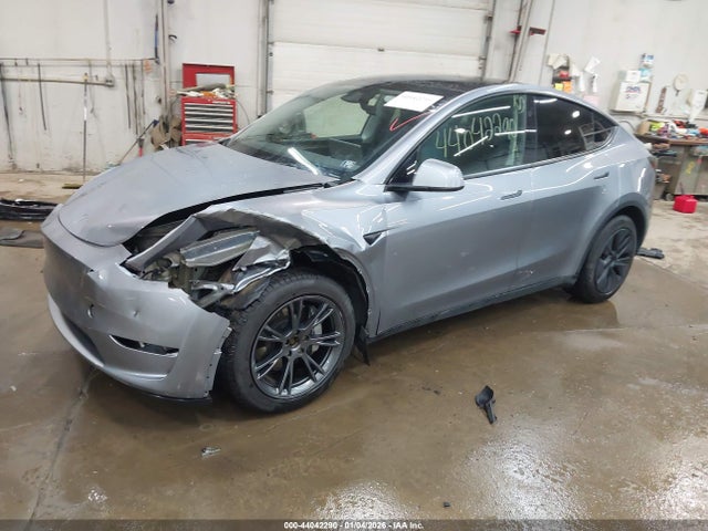 2024 TESLA MODEL Y 7SAYGDEE1RA304057 Photo 1