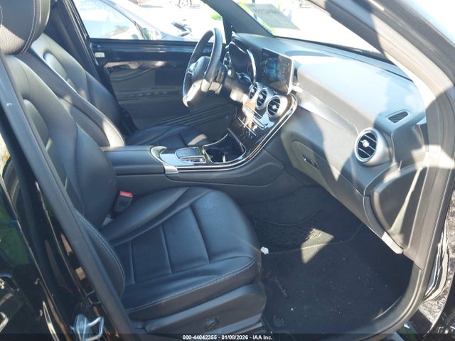 44042355 :رقم المزاد ، WDC0G8EB9LF687978 vin ، 2020 Mercedes-benz Glc 300 4matic مزاد بيع