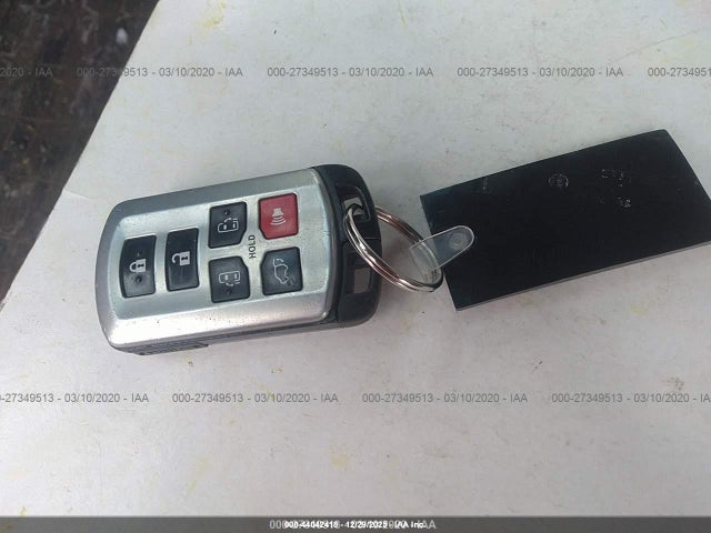 5TDYK3DC4GS744940 Toyota Sienna Xle 8 Passenger