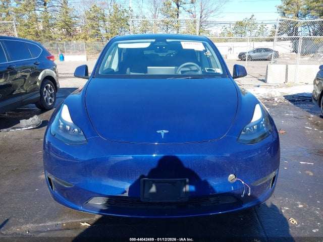 2024 Tesla Model Y Long Range Dual Motor All-wheel Drive მანქანა იყიდება აუქციონზე, vin: 7SAYGDEE6RA220297, აუქციონის ნომერი: 44042489