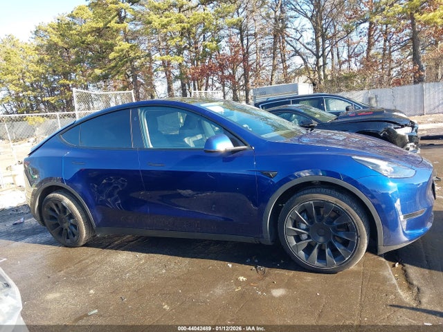 2024 Tesla Model Y Long Range Dual Motor All-wheel Drive მანქანა იყიდება აუქციონზე, vin: 7SAYGDEE6RA220297, აუქციონის ნომერი: 44042489