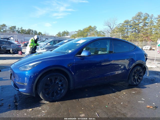 2024 Tesla Model Y Long Range Dual Motor All-wheel Drive მანქანა იყიდება აუქციონზე, vin: 7SAYGDEE6RA220297, აუქციონის ნომერი: 44042489