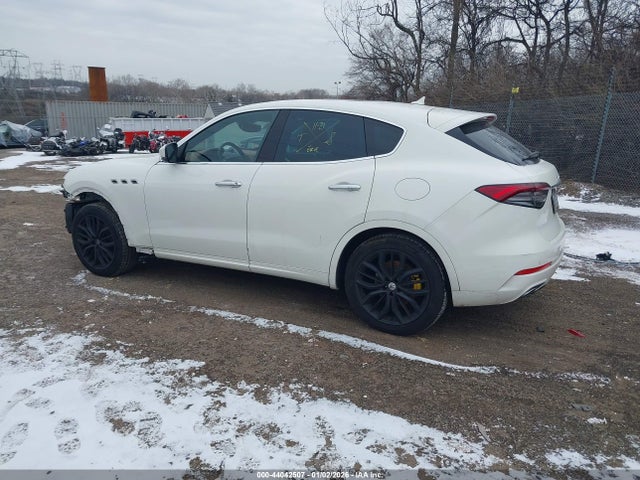 2022 MASERATI LEVANTE ZN661XUA1NX404585 Photo 2
