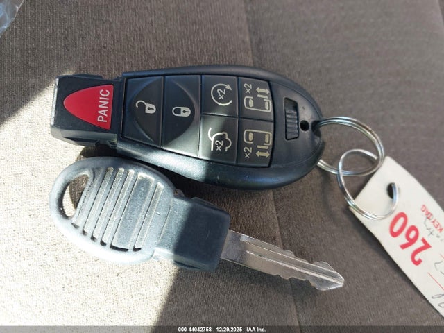 44042758 :رقم المزاد ، 2A4RR5DG0BR618150 vin ، 2011 Chrysler Town & Country Touring مزاد بيع