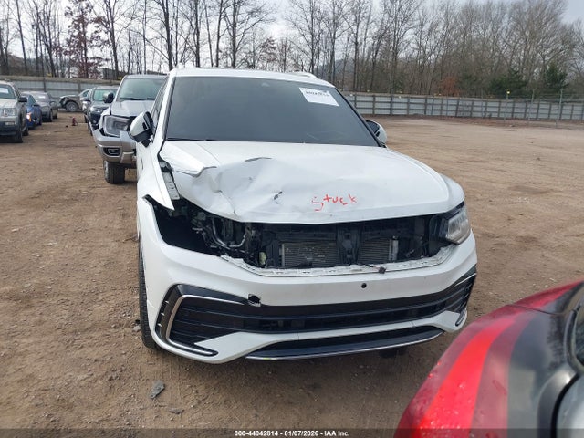 Продаж на аукціоні авто 2023 Volkswagen Tiguan 2.0t Sel R-line, vin: 3VV4B7AX3PM118889, номер лоту: 44042814