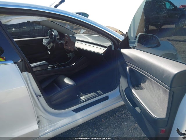 2018 TESLA MODEL 3 5YJ3E1EB0JF106532 Photo 4