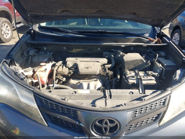 JTMZFREVXFJ059218 Toyota RAV4 LE