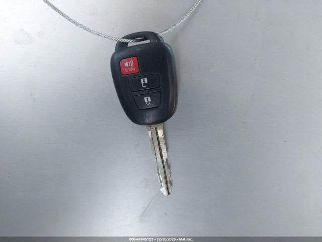 JTMZFREVXFJ059218 Toyota RAV4 LE