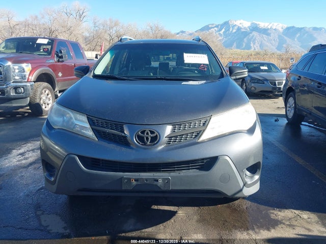 JTMZFREVXFJ059218 Toyota RAV4 LE