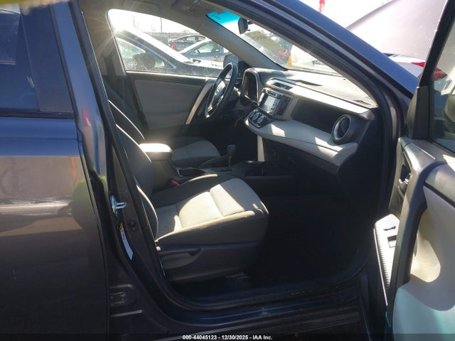 JTMZFREVXFJ059218 Toyota RAV4 LE