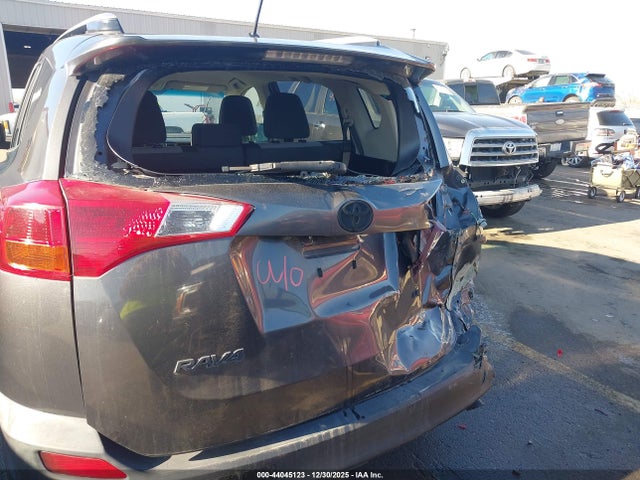 JTMZFREVXFJ059218 Toyota RAV4 LE