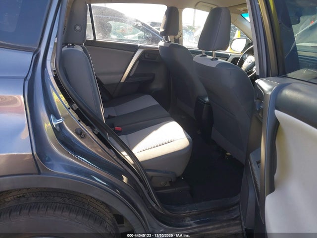 JTMZFREVXFJ059218 Toyota RAV4 LE