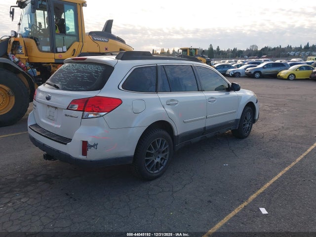 44045192 :رقم المزاد ، 4S4BRCAC4E3240470 vin ، 2014 Subaru Outback 2.5i مزاد بيع