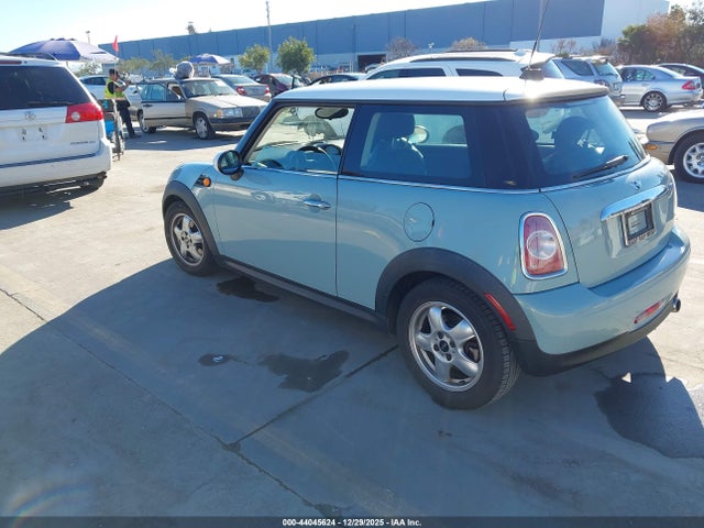 2011 MINI COOPER WMWSU3C54BT096980 Photo 2