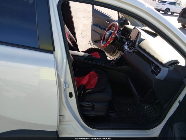NMTKHMBX5MR134586 Toyota C-HR LE