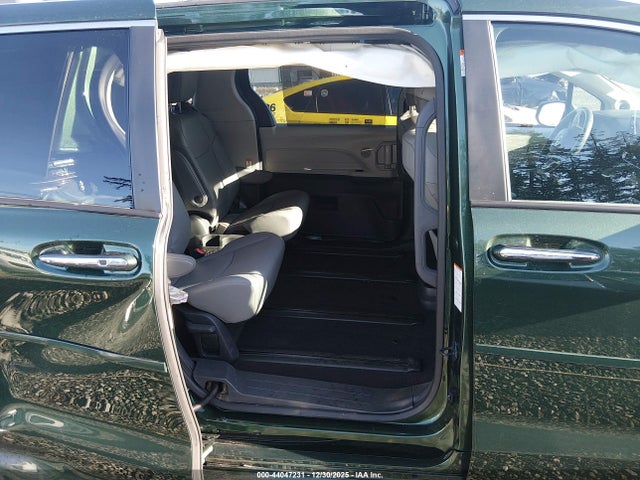 5TDJSKFC7RS111800 Toyota SIENNA XLE