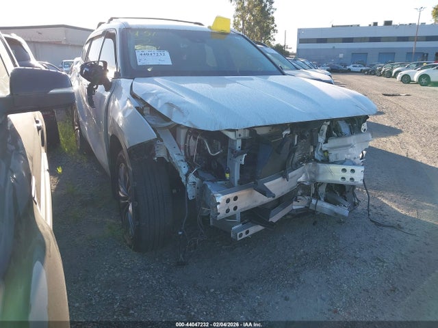 Toyota Highlander Platinum 2022 5TDFZRAH8NS095582 zdjęcie główne