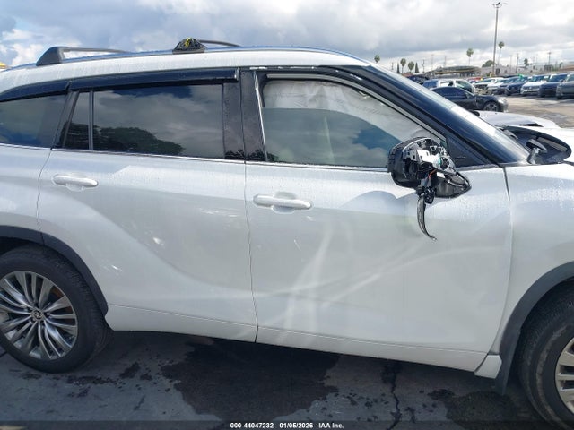 Toyota Highlander Platinum 2022 5TDFZRAH8NS095582 Image 14