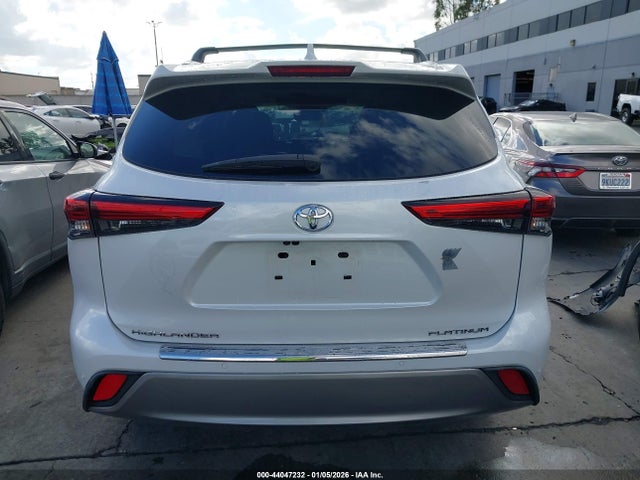 Toyota Highlander Platinum 2022 5TDFZRAH8NS095582 Image 17