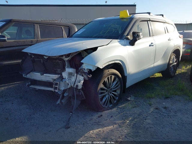 Toyota Highlander Platinum 2022 5TDFZRAH8NS095582 Image 2