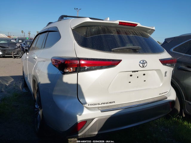 Toyota Highlander Platinum 2022 5TDFZRAH8NS095582 Image 3