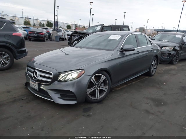 Mercedes-Benz E 300 2019 WDDZF4JB0KA682426 Image 2