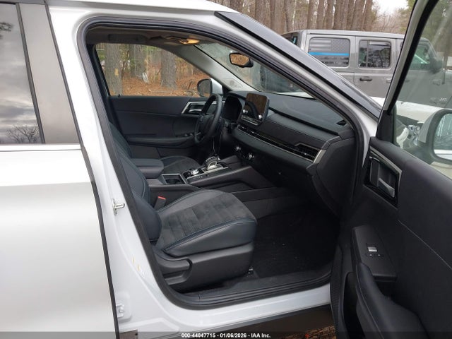 2023 MITSUBISHI OUTLANDER JA4J3UA85PZ058418 Photo 4