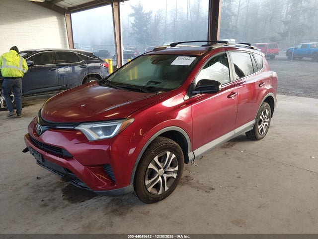2T3ZFREV9JW449396 Toyota RAV4 LE