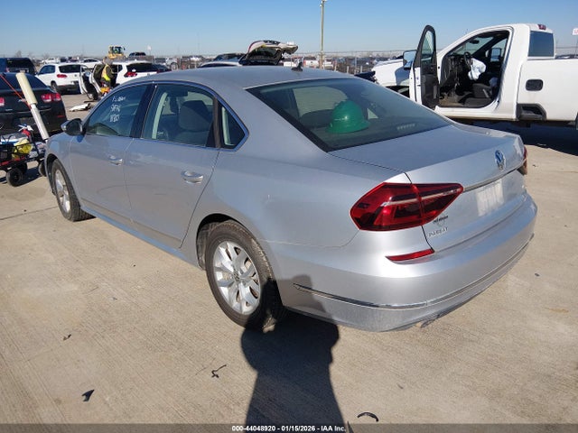 1VWAT7A35HC058142 Volkswagen Passat 1.8t S