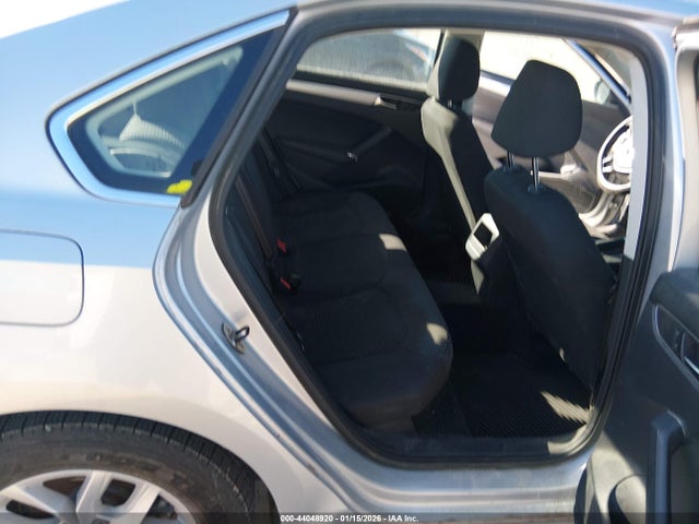 1VWAT7A35HC058142 Volkswagen Passat 1.8t S