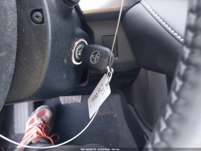 JTMRFREV7JJ251883 Toyota Rav4 Xle