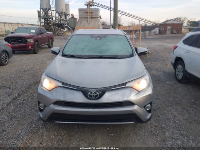 JTMRFREV7JJ251883 Toyota Rav4 Xle
